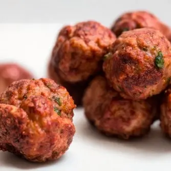 Discover a fun and easy homemade recipe for dog-friendly meatballs, perfect for senior dogs! Sumika's creation is a tasty solution to please her 11-year-old pup, Maru, who grew tired of her regular dry food. These meatballs feature pumpkin for stool softening and oat bran for a healthy digestive system.